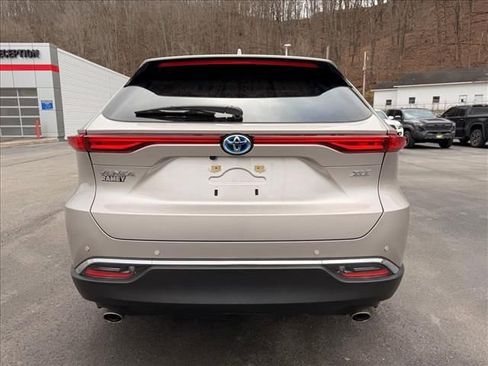 Used 2024 Toyota Venza XLE image 6