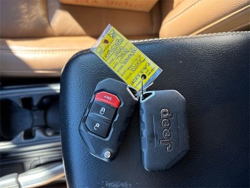 Used 2020 Jeep Wrangler Unlimited Sahara image 32