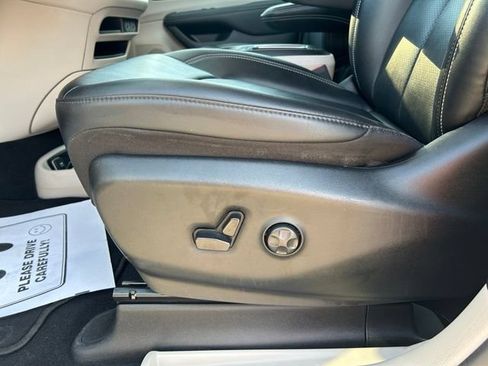 Used 2024 Chrysler Pacifica Touring-L FWD image 19