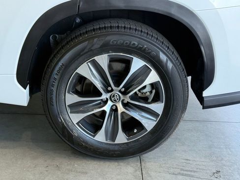 Certified 2023 Toyota Highlander XLE image 17