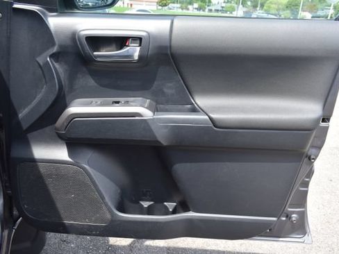 Used 2018 Toyota Tacoma SR5 AWD/4WD image 38