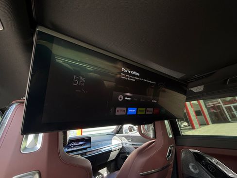 Used 2023 BMW 760i xDrive image 28