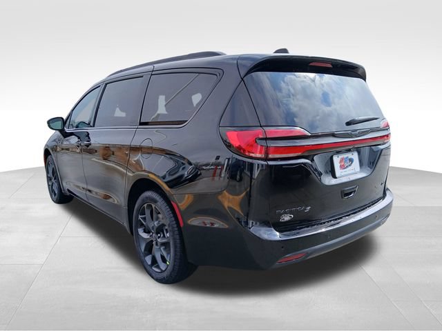 New 2026 Chrysler Pacifica Select w/ S Appearance Package AWD/4WD image 3