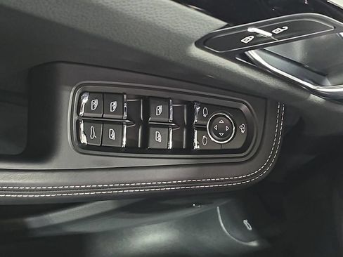 Certified 2025 Porsche Macan AWD/4WD image 21