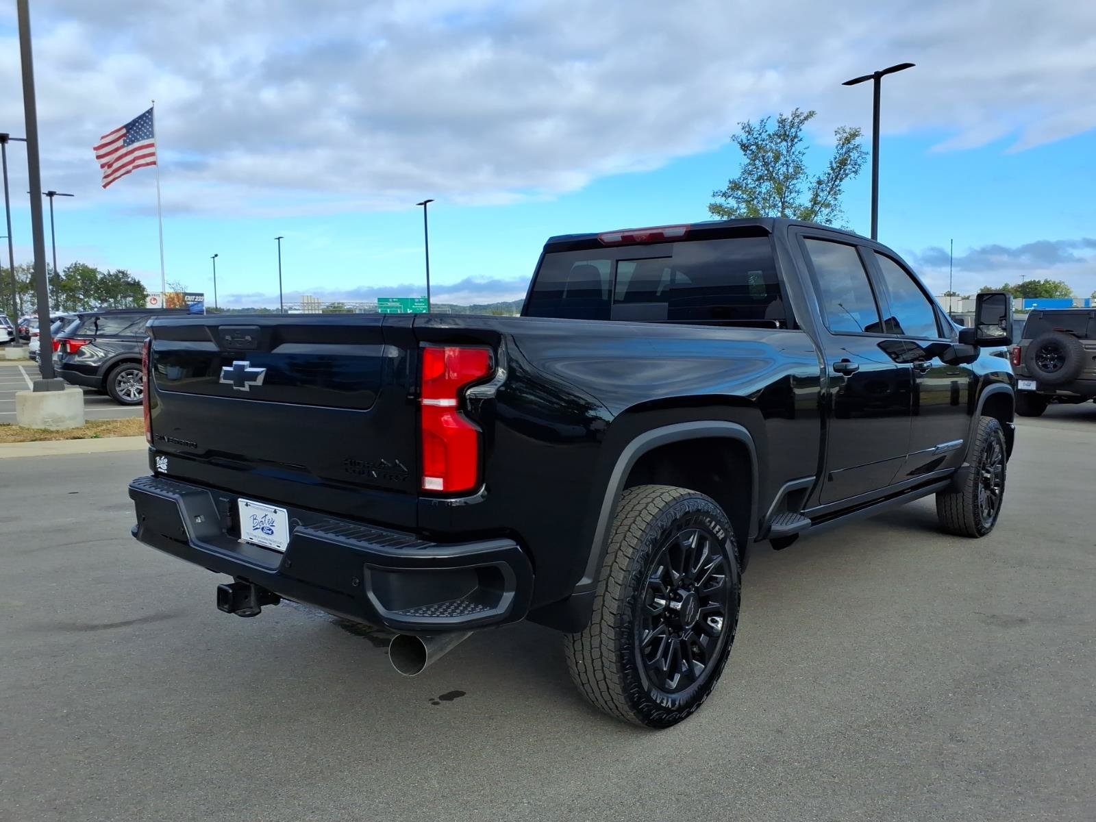 Used 2026 Chevrolet Silverado 2500 High Country w/ High Country Premium Package AWD/4WD image 3