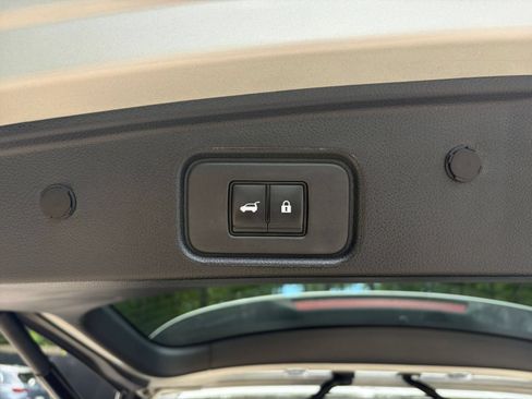 Used 2025 Nissan Pathfinder SV FWD image 17