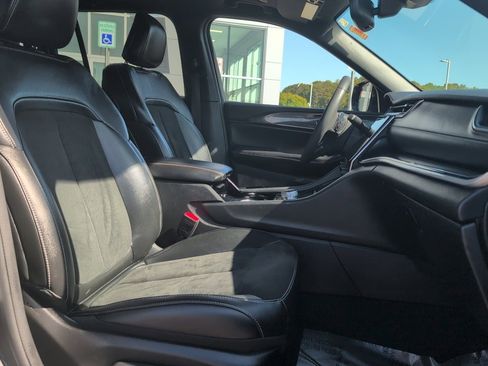 Used 2023 Jeep Grand Cherokee Altitude image 13