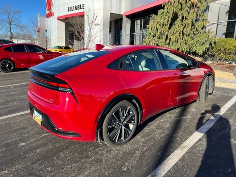 Used 2025 Toyota Prius XLE image 8