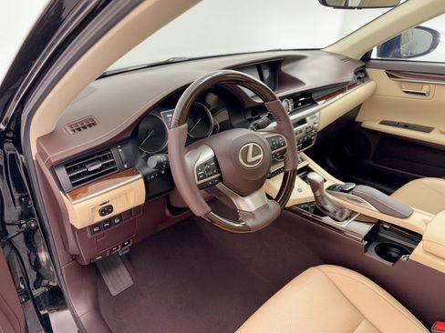 Used 2017 Lexus ES 350 w/ Luxury Package FWD image 4