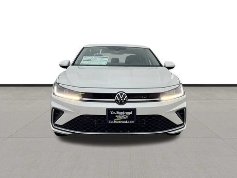 Used 2025 Volkswagen Jetta SE FWD image 2
