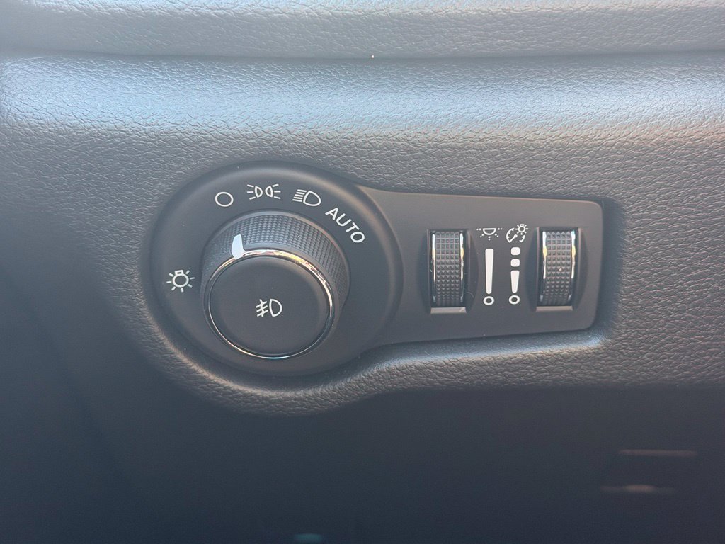 Used 2026 Chrysler Pacifica Limited FWD image 11