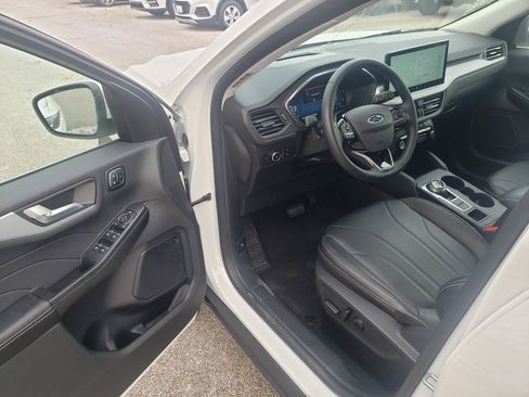 Used 2025 Ford Escape Platinum w/ Premium Technology Package image 9