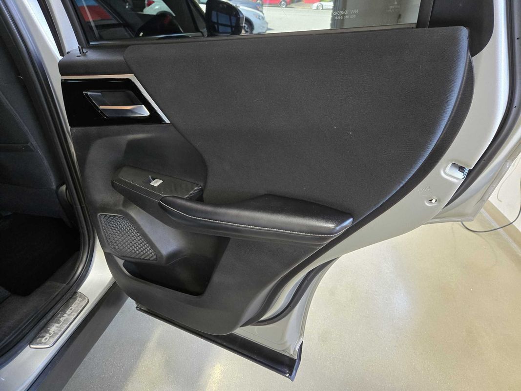 Used 2022 Mitsubishi Outlander ES AWD/4WD image 24
