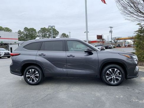Used 2022 Toyota Highlander XLE image 9
