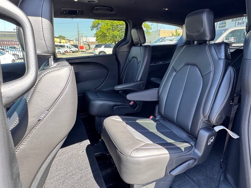 Used 2027 Chrysler Pacifica Select FWD image 15