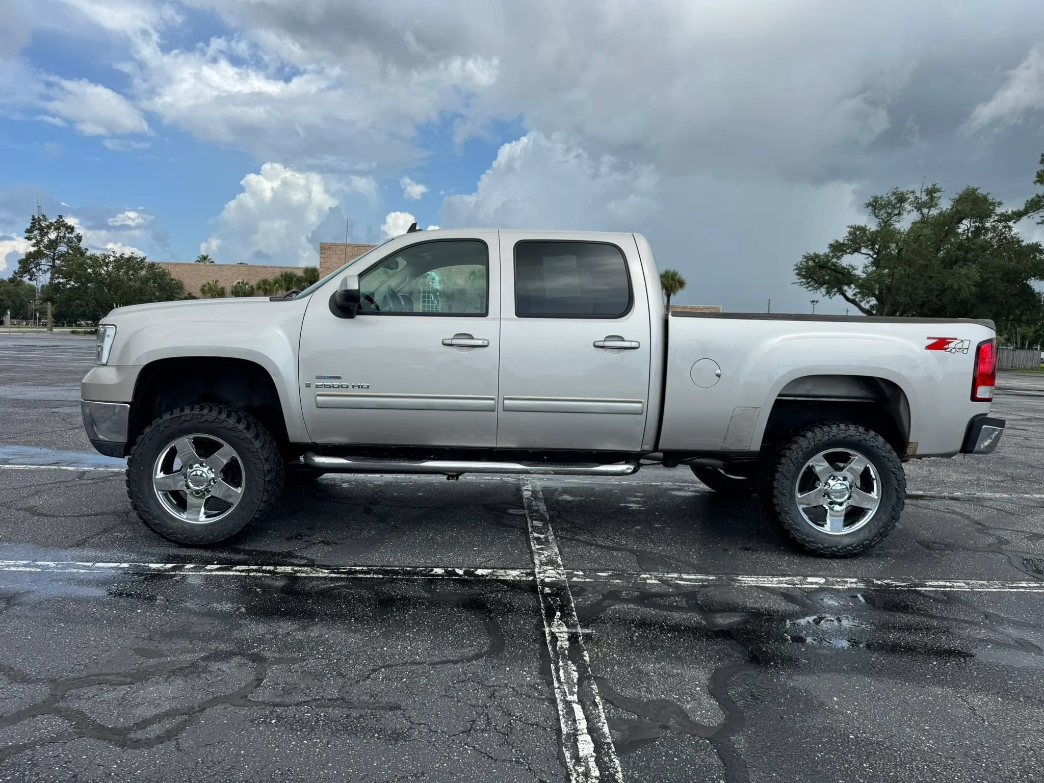 Used 2008 GMC Sierra 2500 SLT w/ Z71 Off-Road Package AWD/4WD image 9