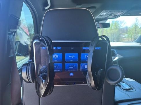 Used 2023 GMC Yukon SLT w/ SLT Premium Package image 11