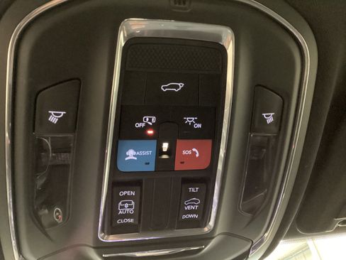 Used 2024 Jeep Grand Cherokee Altitude image 21