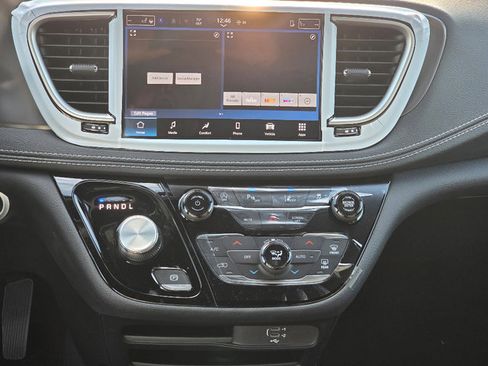 New 2026 Chrysler Pacifica Select image 3