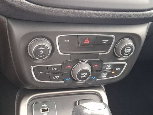 Used 2018 Jeep Compass Latitude w/ Popular Equipment Group FWD image 16