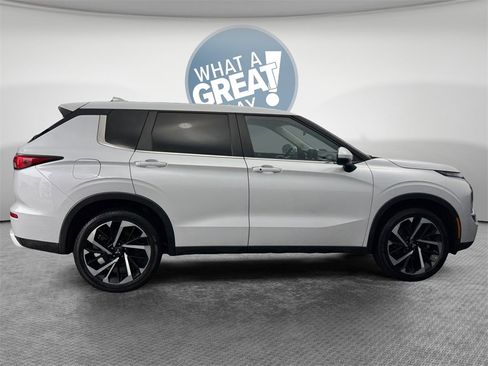 Used 2024 Mitsubishi Outlander SE image 2