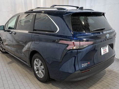 Used 2025 Toyota Sienna XLE image 3