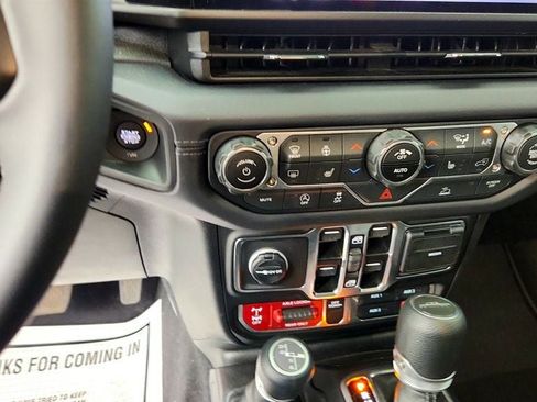 Used 2025 Jeep Gladiator Mojave w/ Convenience Group AWD/4WD image 17