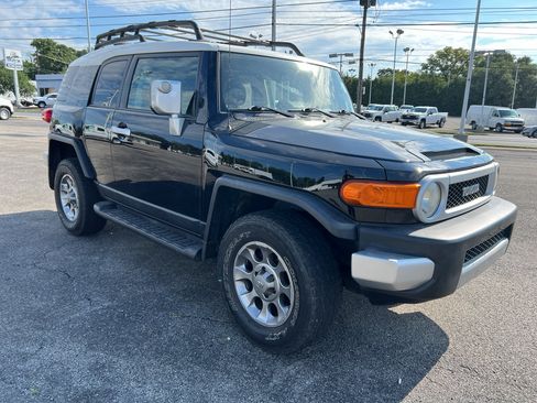 Used 2011 Toyota FJ Cruiser 4WD w/ Upgrade Pkg image 3