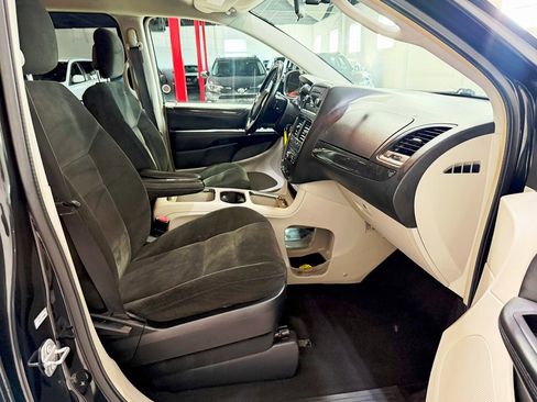 Used 2017 Dodge Grand Caravan Crew image 31