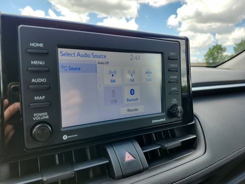 Used 2021 Toyota RAV4 LE AWD/4WD image 19