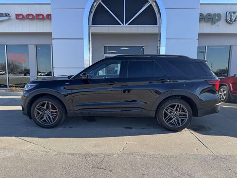 Used 2025 Ford Explorer ST-Line w/ ST-Line Street Pack image 1