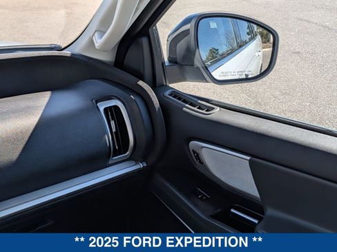 Used 2025 Ford Expedition Active image 20