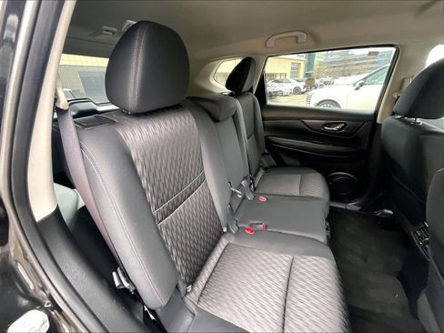 Used 2018 Nissan Rogue SV w/ Premium Package image 16