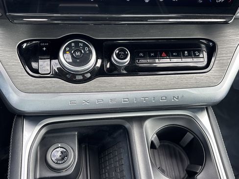 Used 2025 Ford Expedition Platinum AWD/4WD image 22