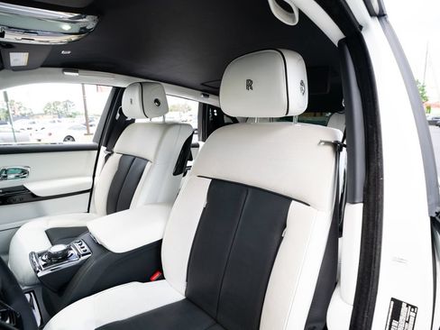 Used 2022 Rolls-Royce Phantom Sedan w/ The Phantom Package RWD image 33