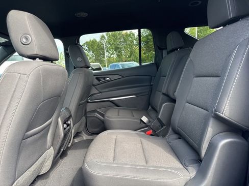 Used 2025 Chevrolet Traverse LT image 11