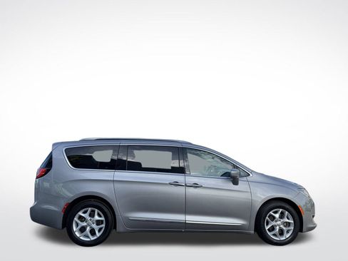 Used 2017 Chrysler Pacifica Touring-L Plus w/ Tire & Wheel Group image 4