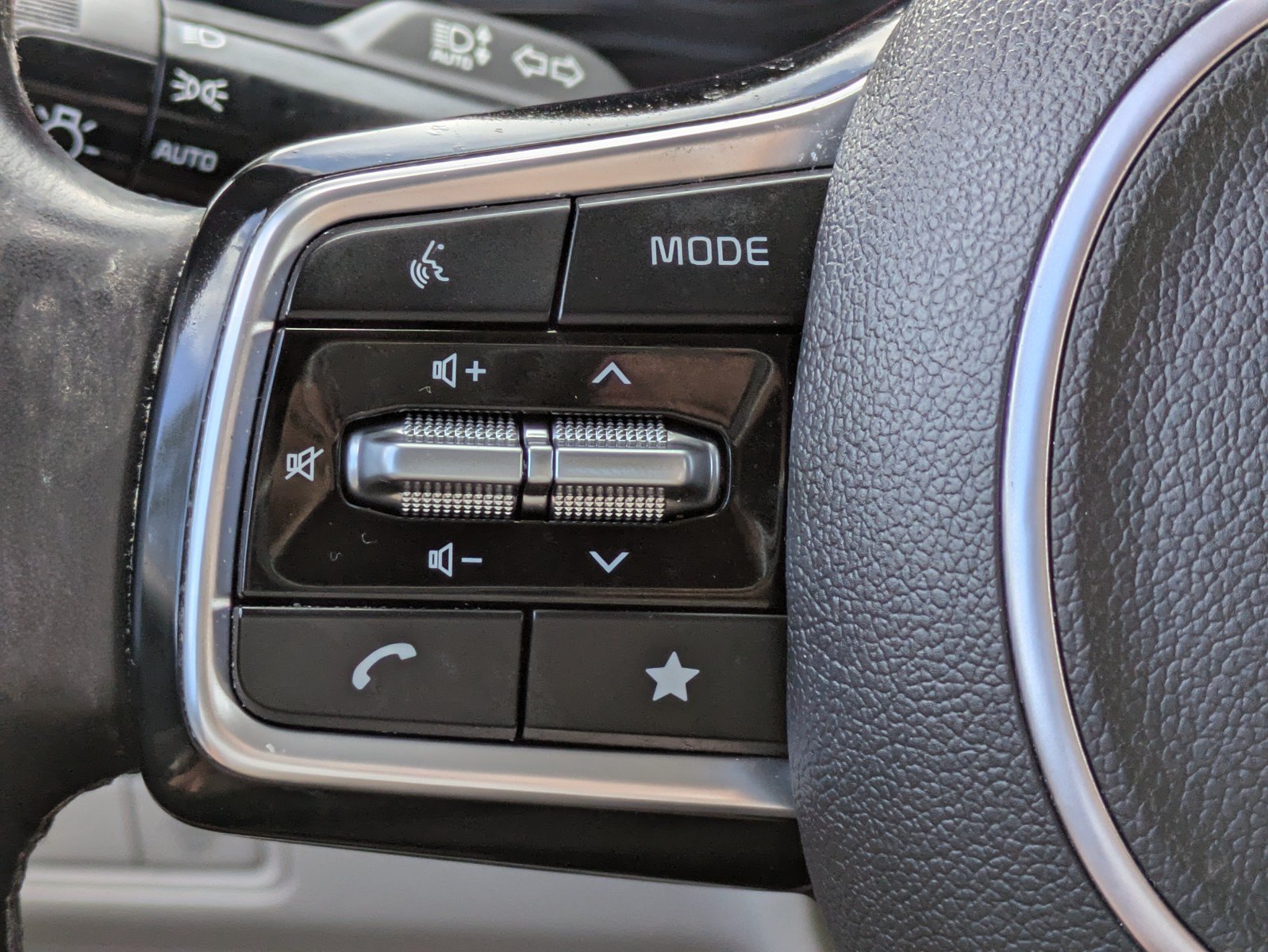 Used 2024 Kia Carnival LX FWD image 19