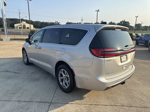 Used 2024 Chrysler Pacifica Limited w/ Uconnect Theater Family Group image 6