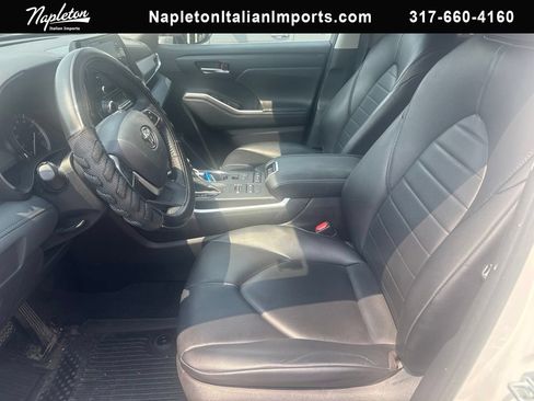 Used 2022 Toyota Highlander XLE AWD/4WD image 5