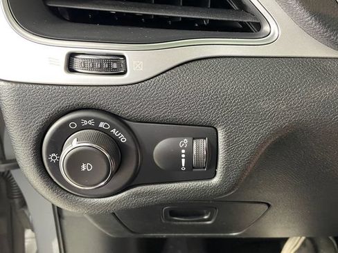 Certified 2022 Jeep Cherokee Latitude w/ Sun & Sound Group AWD/4WD image 14