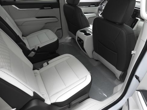 New 2026 GMC Acadia Denali w/ Super Cruise Package FWD image 43