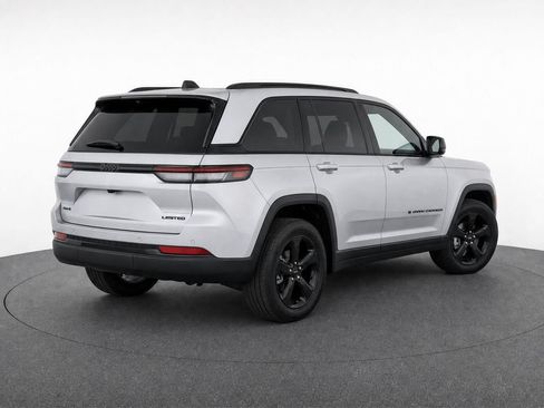Used 2025 Jeep Grand Cherokee Altitude RWD image 3