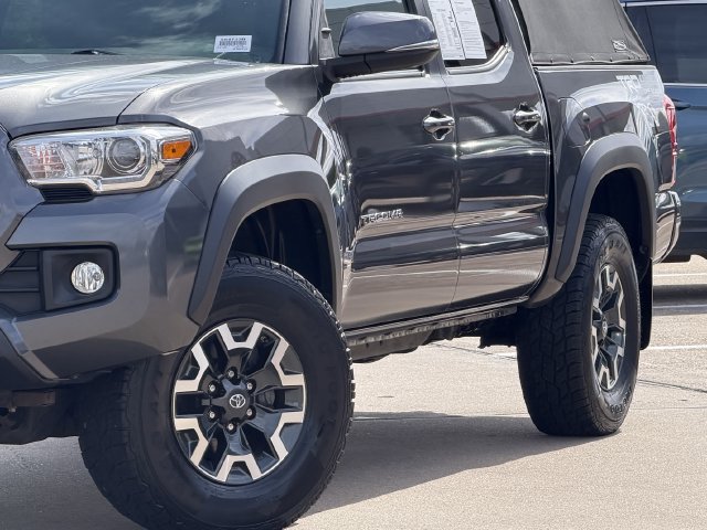 Used 2017 Toyota Tacoma TRD Off-Road w/ Premium & Technology Package AWD/4WD image 11