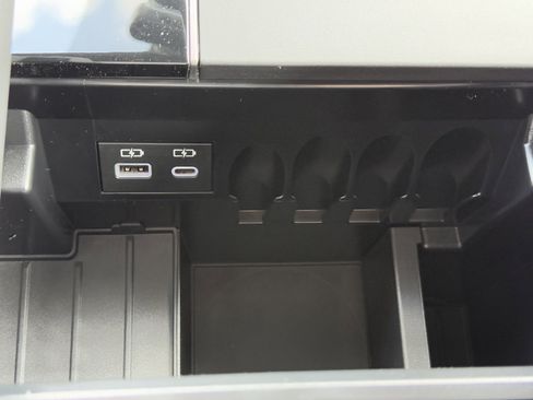 New 2025 Toyota Tundra Limited image 31