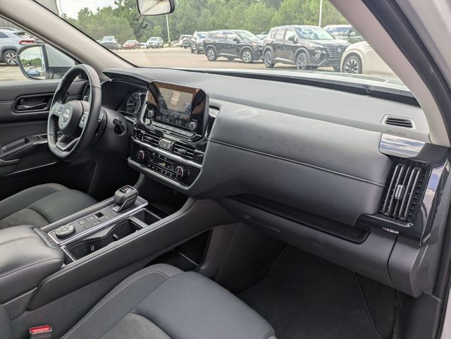 Used 2025 Nissan Pathfinder SV AWD/4WD image 39