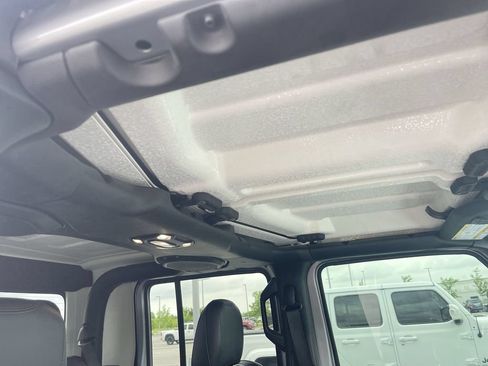 Used 2021 Jeep Gladiator Mojave AWD/4WD image 33