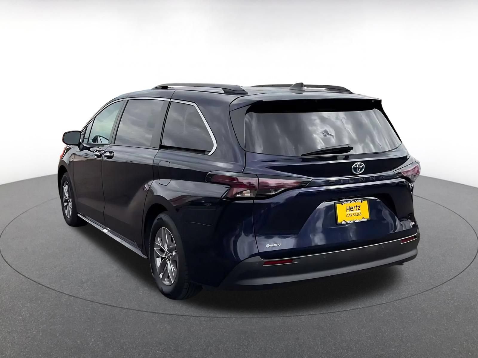 Used 2025 Toyota Sienna XLE FWD image 10