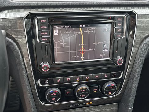 Used 2017 Volkswagen Passat 1.8T SEL Premium image 22