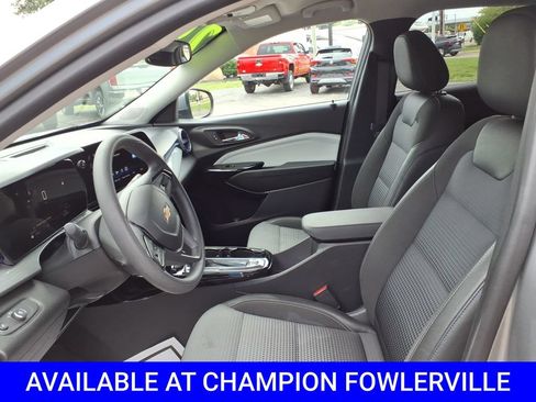 Used 2025 Chevrolet Trax LT FWD image 15